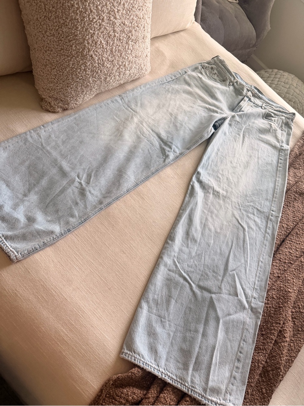 American Eagle. Light Blue Women’s Low Rise Skater Jeans
